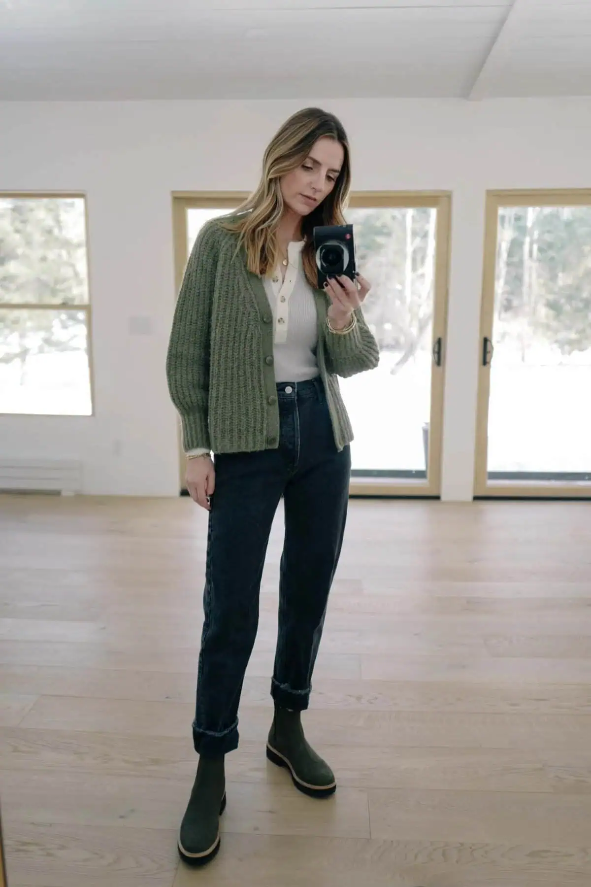 Jess-Ann-Kirby-cute-warm-winter-outfit-agolde-90s-pinch-waist-jeans-black-faherty-mikki-henley-2030559-1440x2160