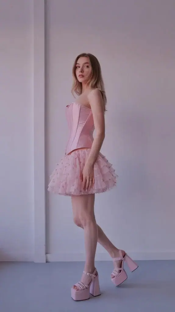 0001_1_pink-corset-with-ruffled-mini-skirt-and-_vdcYfz24RkaTuQfBSnUMJA_SzIU-QkfTm-Ze8KtRBCReg-574x1024