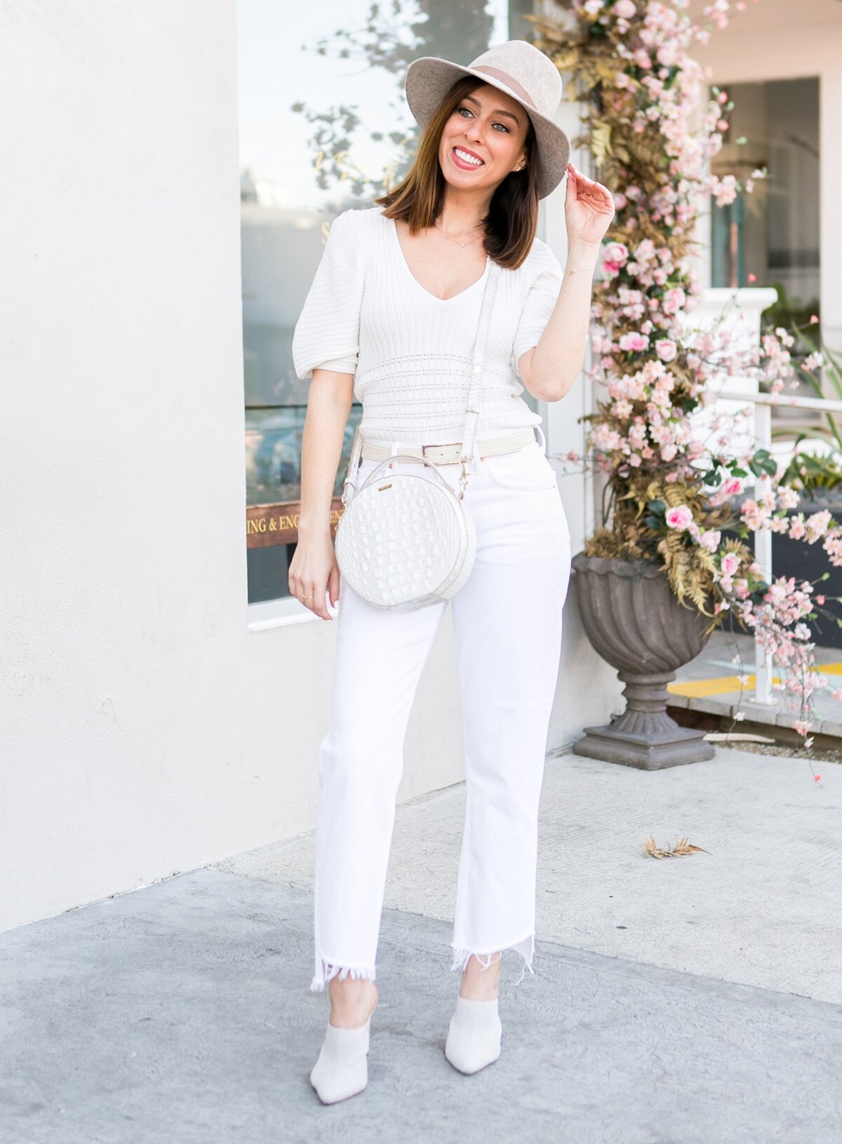 Sydne-Style-shows-all-white-outfit-ideas-for-spring-in-grlfrnd-jeans