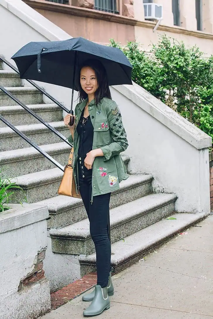 Rainy-Day-Casual-Outfit-Green-Army-Jacket-Lace-Up-Black-Knit-Tee-2