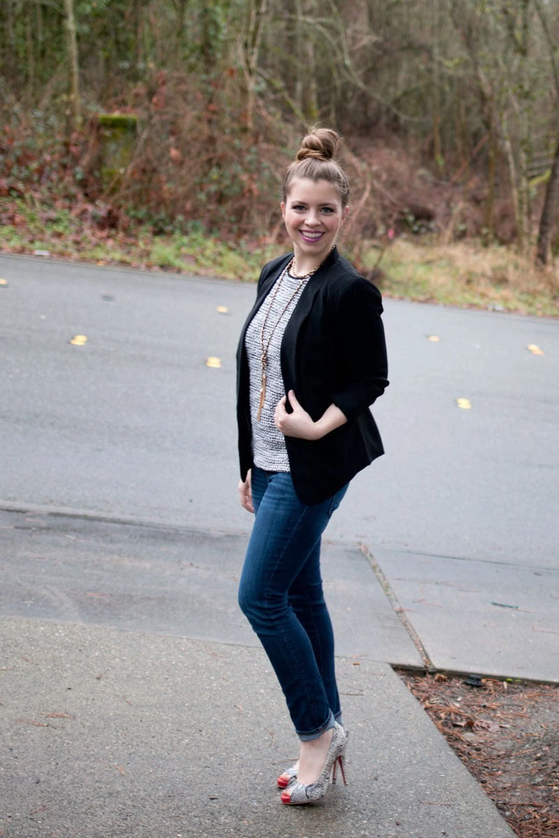 business-casual-outfits-skinny-jeans-black-blazer-textured-shell