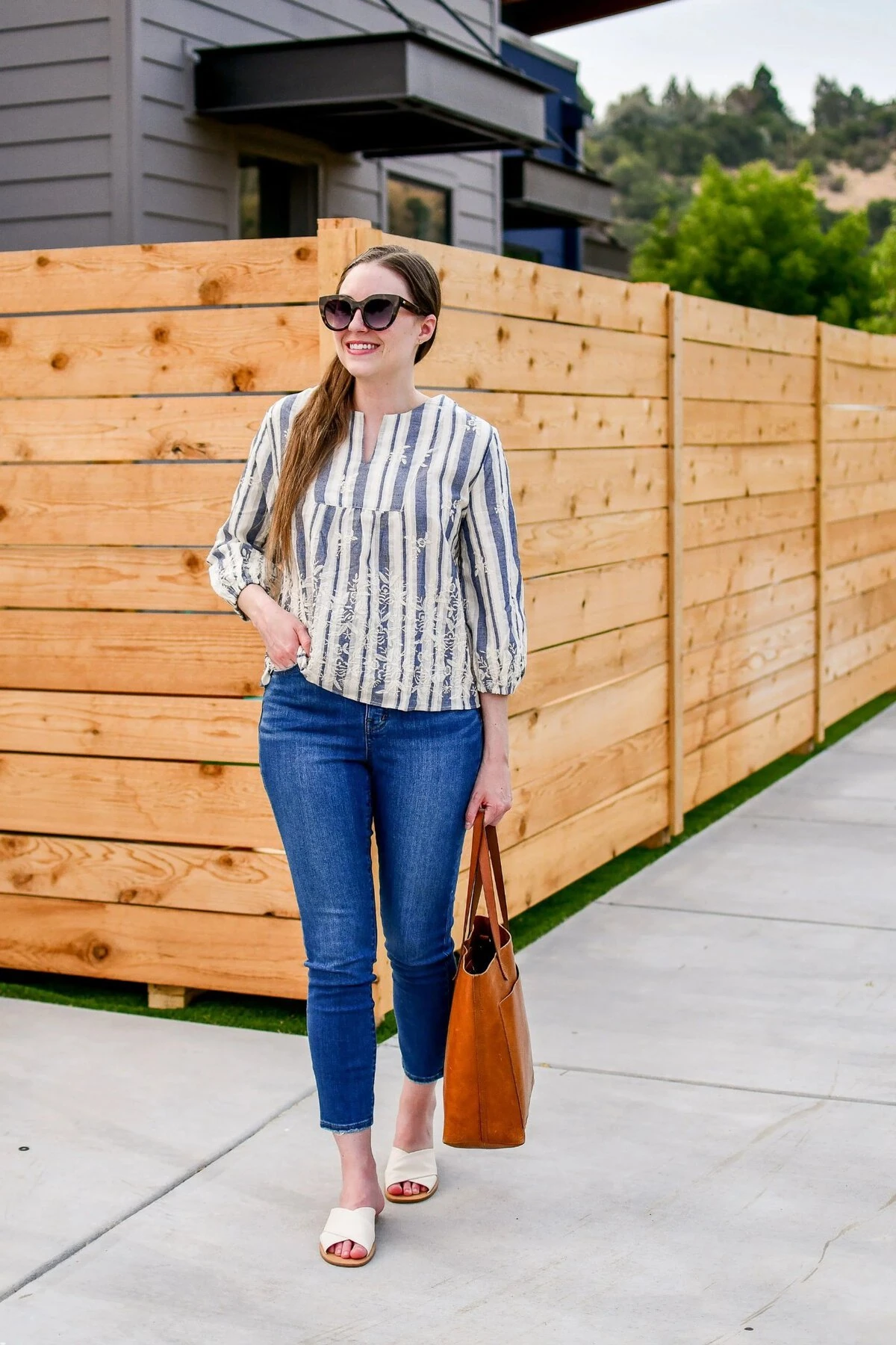 Business+Casual+Jeans+Outfit_+Skinny+Jeans+and+Leather+Tote+Bag+_+Cotton+Cashmere+Cat+Hair