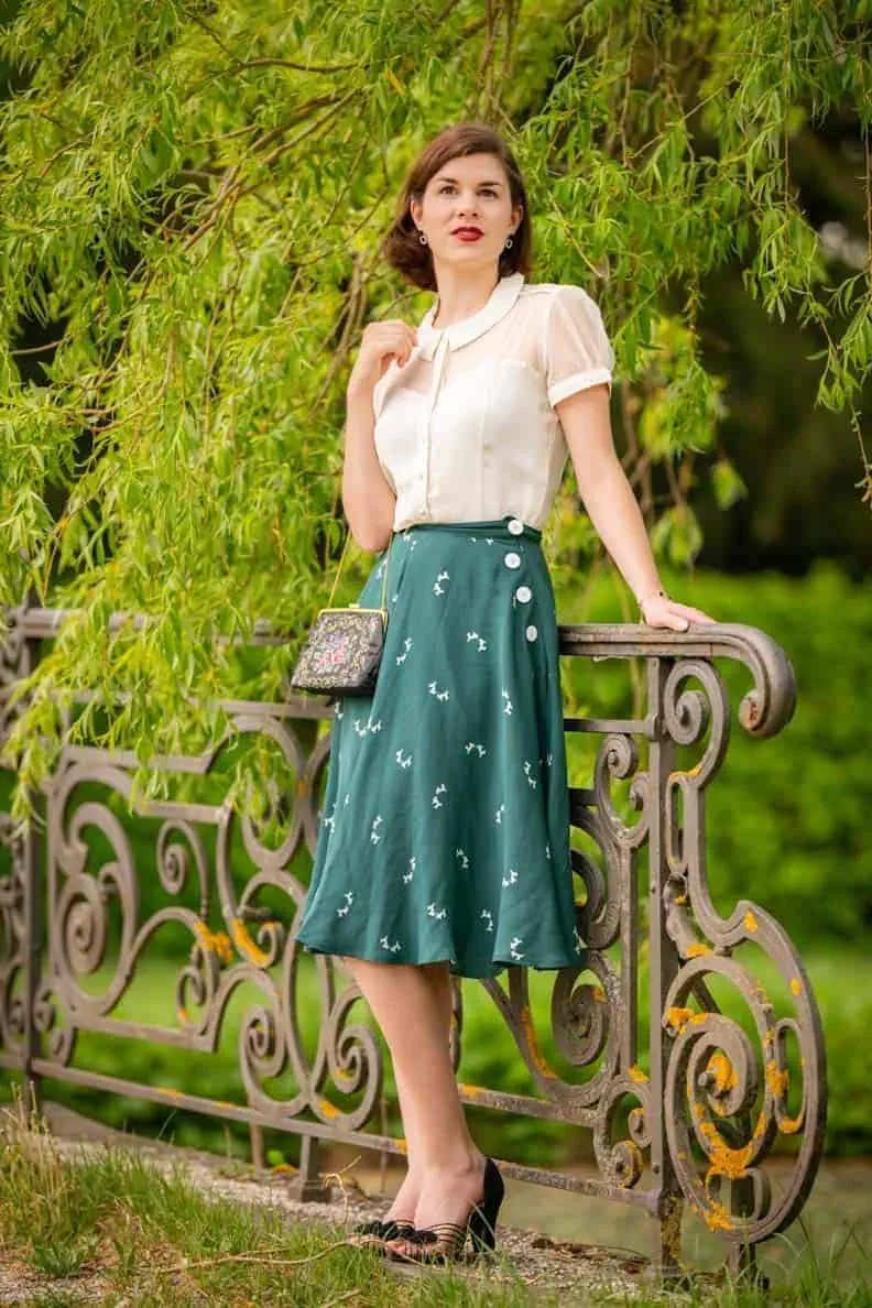 RetroCat_0340_Weisse_Bluse_gruener_Rock_Weide