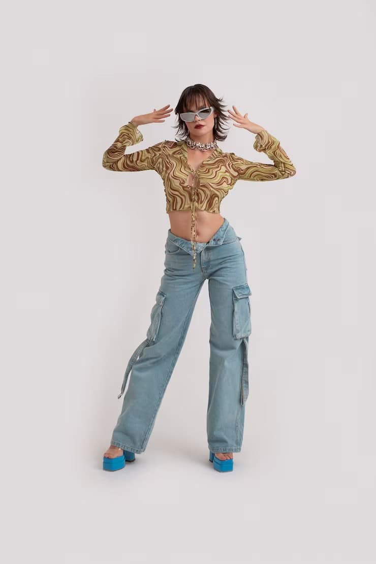 young-woman-wearing-clothes-2000-s-fashion-style_23-2149870039