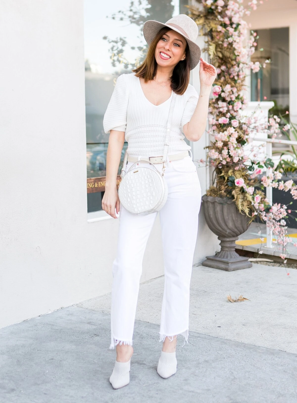 Sydne-Style-shows-all-white-outfit-ideas-for-spring-in-grlfrnd-jeans