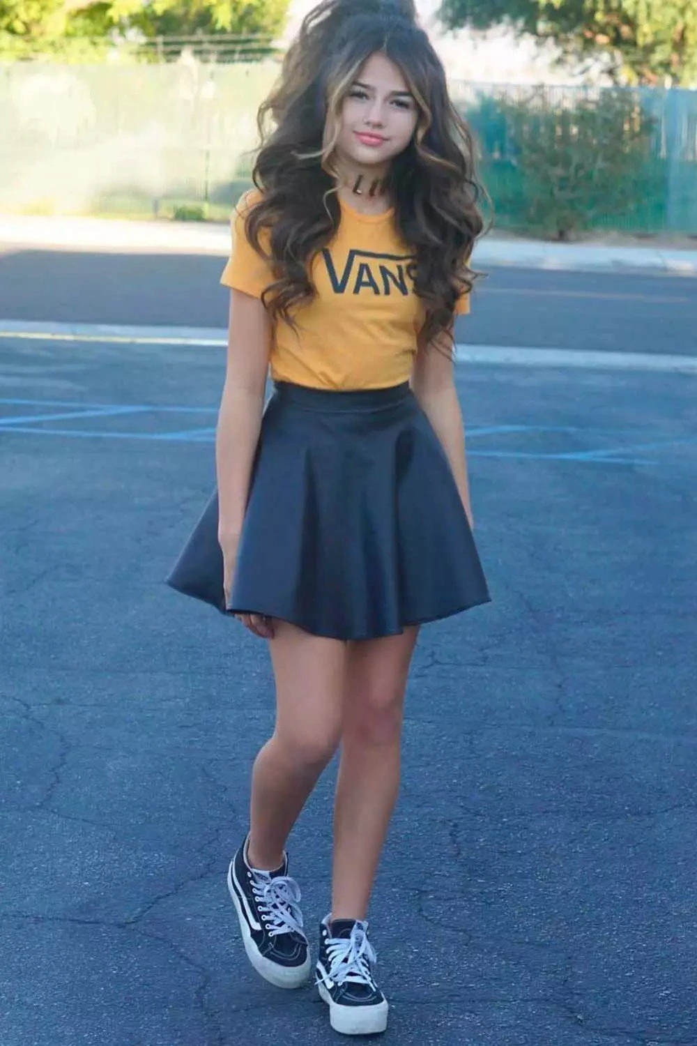 cool-back-to-school-outfits-short-leather-skirt-yellow-t-shirt